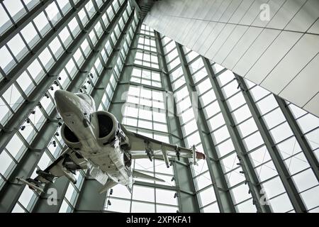 TRIANGLE, Virginie — un « jet de saut » AV-8B Harrier est exposé dans la Leatherneck Gallery du National Museum of the Marine corps. Cet avion emblématique, connu pour ses capacités de décollage et d’atterrissage verticaux, est suspendu au plafond, offrant aux visiteurs une perspective unique sur l’aviation militaire moderne. Le National Museum of the Marine corps, situé à Triangle, en Virginie, présente l'histoire et le patrimoine du corps des Marines des États-Unis. La galerie Leatherneck présente une variété d'expositions mettant en valeur l'équipement et les réalisations de l'USMC. Banque D'Images