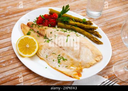 Filet de poisson rôti à la perche avec légumes marinés Banque D'Images