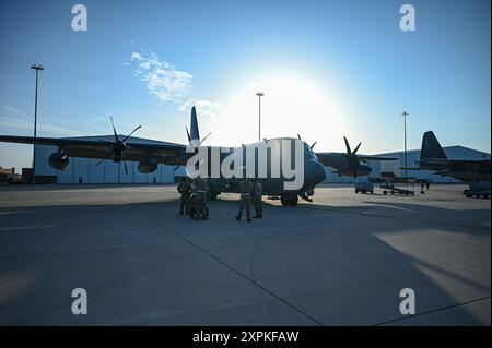 Des aviateurs du 9e escadron d'opérations spéciales de maintenance d'aéronefs effectuent des inspections pré-vol sur un 9e escadron d'opérations spéciales MC-130J Commando II à la base aérienne de Cannon, au Nouveau-Mexique, le 2 août 2024. L'inspection a assuré que les deux avions pouvaient effectuer en toute sécurité un survol en l'honneur du lieutenant général Tony D. Bauernfeind de l'US Air Force, devenu le 22e surintendant de l'Académie de l'Air Force à Colorado Springs, Colorado. (Photo de l'US Air Force par Airman 1st Class Gracelyn Hess) Banque D'Images