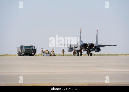 Les aviateurs de l’US Air Force affectés à la 366th Fighter Wing effectuent un hot pit sur un F-15E Strike Eagle affecté au 389th Fighter Squadron « Thunderbolt » lors d’un exercice à Mountain Home Air Force base, Idaho, le 2 août 2024. Une fosse chaude est quand le jet est ravitaillé avec les moteurs en marche. (Photo de l'US Air Force par Airman Keagan Lee) Banque D'Images