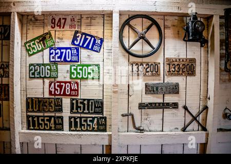 LURAY, Virginie, États-Unis — plaques d'immatriculation anciennes et accessoires automobiles exposés sur un mur au car and Carriage Caravan Museum de Luray. L'exposition présente des objets et des souvenirs historiques de voitures, offrant un aperçu de l'histoire et de la culture automobile. Banque D'Images