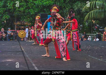 Balikpapan, Indonésie - 5 juin 2024. La danse du masque est une danse traditionnelle de Cirebon, Java Ouest - Indonésie. Banque D'Images