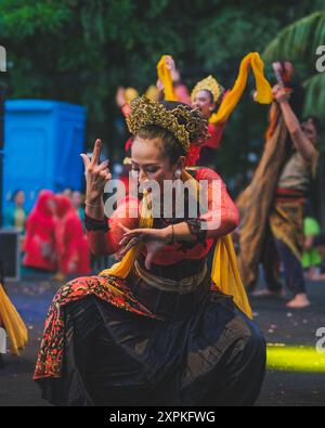 Balikpapan, Indonésie - 5 juin 2024. Cette danse traditionnelle est de Java Ouest - Indonésie. Banque D'Images