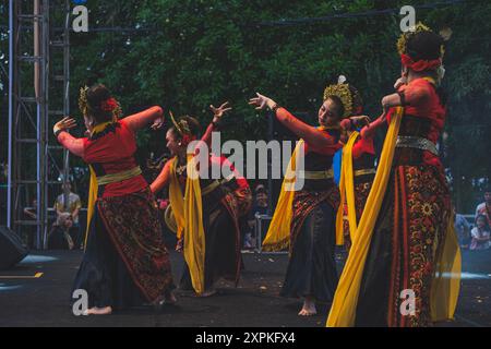 Balikpapan, Indonésie - 5 juin 2024. Cette danse traditionnelle est de Java Ouest - Indonésie. Banque D'Images