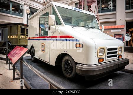 WASHINGTON, DC, États-Unis — Un véhicule flexible Fuel (FFV) du service postal des États-Unis exposé au Smithsonian National postal Museum à Washington, DC. Ce véhicule moderne de livraison postale, fabriqué par Ford Motor Company, peut fonctionner avec de l'éthanol à 85 %, de l'essence ou toute combinaison des deux. Il représente les efforts du Service postal pour améliorer l'efficacité de la livraison tout en réduisant la dépendance aux combustibles fossiles au 21e siècle. Banque D'Images