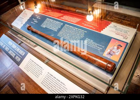 WASHINGTON, DC — L'emblématique batte Louisville Slugger de Babe Ruth, utilisée lors de sa première saison 1920 avec les Yankees de New York, est exposée dans l'exposition Baseball America's Home Run du Smithsonian National postal Museum. La chauve-souris, qui date du 24 juillet 1920, porte la marque « Hand bone Rubbed » et les marques de crampons de Ruth frappant la saleté de ses chaussures. Cette saison, Ruth a atteint 54 home runs, revitalisant le baseball après le scandale des World Series de 1919. La batte est un témoignage du statut légendaire de Ruth et un élément important de l'histoire du baseball. Banque D'Images