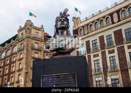 Statue de Cuauhtémoc, tlatoani Mexica en Nahuatl Cuāuhtemōc signifie l'aigle qui descend de l'ère du Mexique-Tenochtitlan. Jardins du Zocalo et centre de Mexico. Il a de la peinture violette sur son visage pour les manifestations féministes du 8 mars, Journée de la femme 2024. Xocoyotzin, Kwāwtemōk (photo Luis Gutierrez / Norte photo).. Estatua de Cuauhtémoc, tlatoani mexica en Náhuatl Cuāuhtemōc significa el Águila que desciende de la opoca del México-Tenochtitlan. Jardines del zocalo y centro de la Ciudad de Mexico. Tiene pintura violeta en el rostro por las manifaciones faministas del 8 marzo Banque D'Images