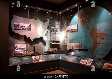 Exposition des routes postales du National postal Museum Washington DC | WASHINGTON D.C., États-Unis — des maquettes de navires, des cartes ferroviaires et des plaques d'expédition illustrent l'expansion des routes postales du XIXe siècle dans ce coin d'exposition du Smithsonian National postal Museum. L'exposition retrace comment les bateaux du canal, les bateaux à vapeur et les premiers chemins de fer transportaient le courrier américain à travers un pays en expansion avant que le transport aérien ne prenne en charge la livraison à longue distance. Banque D'Images