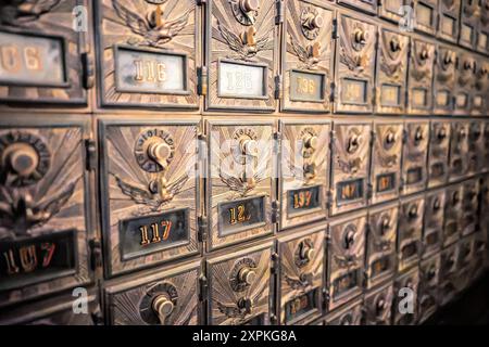 WASHINGTON DC, États-Unis — Une exposition de boîtes postales américaines anciennes au Smithsonian National postal Museum de Washington DC. Ces boîtes postales historiques étaient à l'origine une caractéristique essentielle des bureaux de poste américains, où les clients pouvaient récupérer leur courrier. Banque D'Images