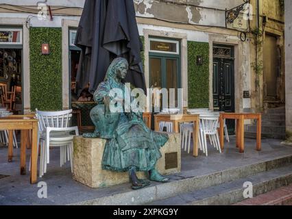 Sculpture 'Tricana' représente les pauvres femmes de Coimbra, qui sont allées à la rivière pour laver les vêtements et apporter de l'eau à leurs maisons avec la cruche, Portugal. Banque D'Images