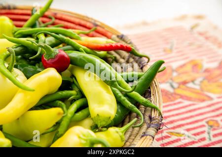 Gros plan du mélange de piments forts sur un panier artisanal, dans un étal de marché au Trout Lake Farmer's Market Banque D'Images