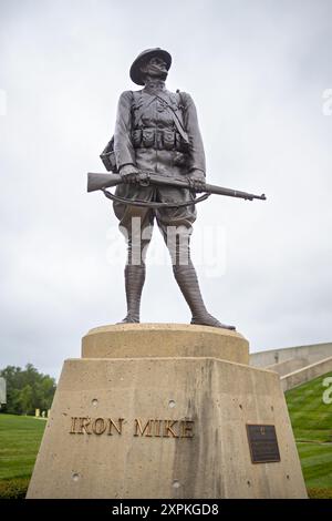 TRIANGLE, Virginie, États-Unis — la statue « Iron Mike » se dresse sur le terrain du Musée national du corps des Marines à Triangle, Virginie. Cette sculpture en bronze emblématique représente un Marine de l'époque de la première Guerre mondiale en équipement de combat, représentant l'esprit déterminé du corps des Marines. La statue, basée sur l'original de la base du corps des Marines Quantico, est un hommage aux Marines qui ont combattu lors de la bataille du bois de Belleau en 1918. Banque D'Images