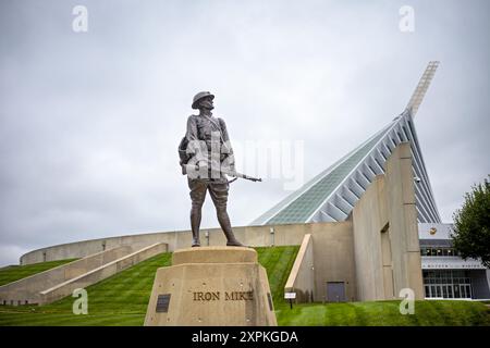 TRIANGLE, Virginie, États-Unis — la statue « Iron Mike » se dresse sur le terrain du Musée national du corps des Marines à Triangle, Virginie. Cette sculpture en bronze emblématique représente un Marine de l'époque de la première Guerre mondiale en équipement de combat, représentant l'esprit déterminé du corps des Marines. La statue, basée sur l'original de la base du corps des Marines Quantico, est un hommage aux Marines qui ont combattu lors de la bataille du bois de Belleau en 1918. Banque D'Images