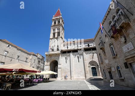 Place de la mairie de Trogir et cathédrale de Saint Lawrence, Croatie. Banque D'Images