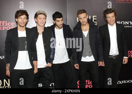 Louis Tomlinson, Niall Horan, Zayn Malik, Liam Payne et Harry Styles de One Direction assistent à la première de 'One Direction : This Is US' au Ziegfeld Theater de New York. Banque D'Images