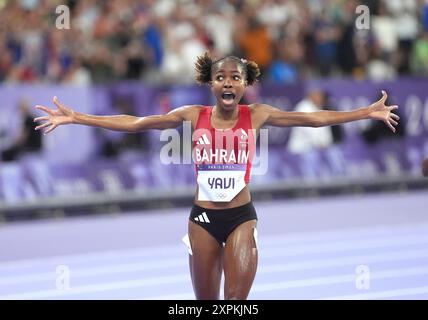 Winfred Yavi (BRN) célèbre sa victoire dans la course-poursuite du clocher féminin du 3000 m pendant les Jeux Olympiques le 6 août 2024 au stade France à Paris. Crédit : SCS/Soenar Chamid/AFLO/Alamy Live News Banque D'Images