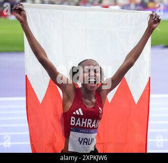 Winfred Yavi (BRN) célèbre sa victoire dans la course-poursuite du clocher féminin du 3000 m pendant les Jeux Olympiques le 6 août 2024 au stade France à Paris. Crédit : SCS/Soenar Chamid/AFLO/Alamy Live News Banque D'Images