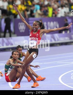 Winfred Yavi (BRN) célèbre sa victoire dans la course-poursuite du clocher féminin du 3000 m pendant les Jeux Olympiques le 6 août 2024 au stade France à Paris. Crédit : SCS/Soenar Chamid/AFLO/Alamy Live News Banque D'Images