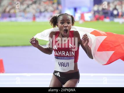 Winfred Yavi (BRN) célèbre sa victoire dans la course-poursuite du clocher féminin du 3000 m pendant les Jeux Olympiques le 6 août 2024 au stade France à Paris. Crédit : SCS/Soenar Chamid/AFLO/Alamy Live News Banque D'Images