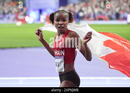 Winfred Yavi (BRN) célèbre sa victoire dans la course-poursuite du clocher féminin du 3000 m pendant les Jeux Olympiques le 6 août 2024 au stade France à Paris. Crédit : SCS/Soenar Chamid/AFLO/Alamy Live News Banque D'Images