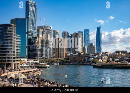 Sydney Circular Quay et le port de Sydney avec des touristes marchant à côté du port et des gratte-ciel de bureaux, Sydney, Nouvelle-Galles du Sud, Australie Banque D'Images