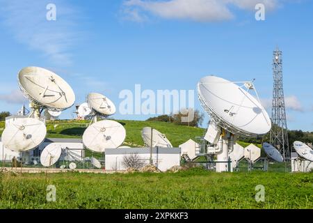 Antennes paraboliques au centre opérationnel des satellites continente à sintra, sous un ciel bleu Banque D'Images