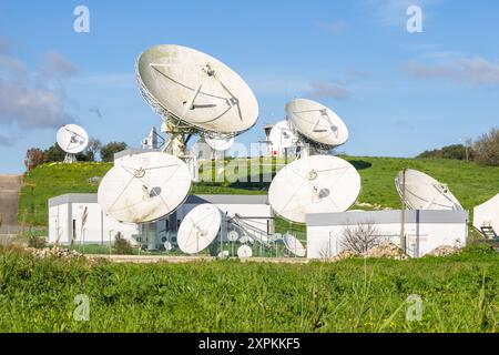 Tableau d'antennes paraboliques au centre opérationnel de satellites continente à sintra, portugal, contre un ciel bleu Banque D'Images