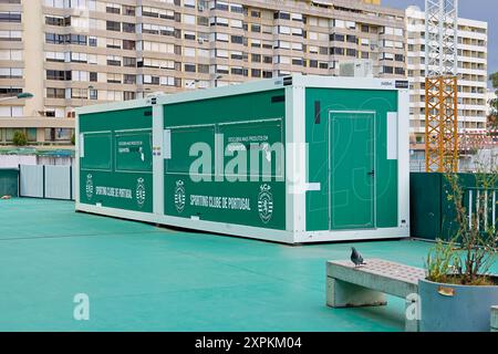 Sporting clube de portugal magasin de marchandises dans un conteneur vert sur un fond urbain Banque D'Images