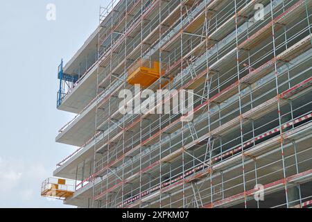 Développement de l'infrastructure montrant un bâtiment en construction avec un système d'échafaudage complexe Banque D'Images