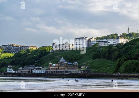 Vue sur Scarborough Beach et South Bay Beach, Scarborough, North Yorkshire, Angleterre, Europe Banque D'Images