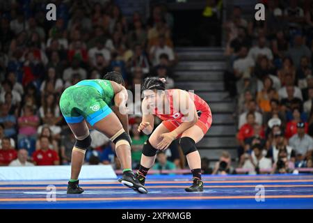 OZAKI Nonoka Japan (JPN), OBORUDUDU Blessing (NIR), match féminin de la médaille de bronze de la lutte Freesyle 68kg au champ-de-mars Arena, lors des Jeux Olympiques de Paris 2024, 6 août 2024, Paris, France. Crédit : Enrico Calderoni/AFLO SPORT/Alamy Live News Banque D'Images