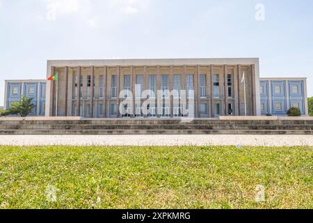 Façade du presbytère historique de l'université de lisbonne, créé en 1961, avec le drapeau portugais Banque D'Images