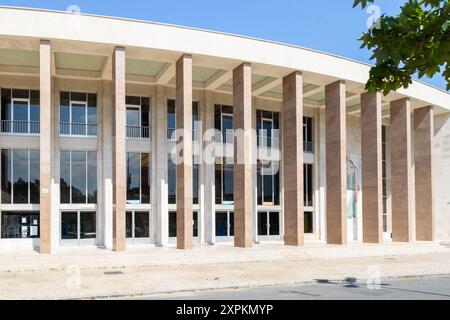 Vue frontale de l'aula magna au presbytère de l'université de lisbonne, mettant en valeur l'architecture moderne Banque D'Images