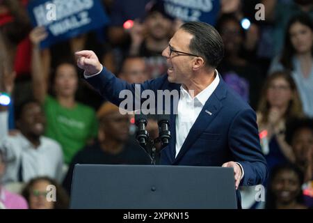 Philidelphia, États-Unis. 06 août 2024. Le gouverneur de Pennsylvanie Josh Shapiro parle avant que le vice-président et candidat à la présidence Kamala Harris annonce que le gouverneur du Minnesota Tim Walz sera son candidat à la vice-présidence lors de leur premier rassemblement de campagne à Temple University à Philadelphie, PA le mardi 6 août 2024. Photo de Ken Cedeno/UPI crédit : UPI/Alamy Live News Banque D'Images