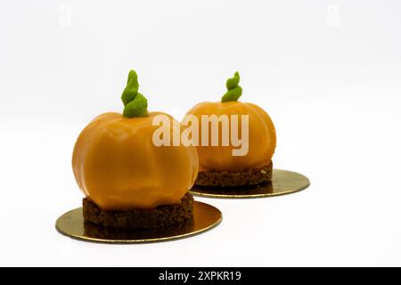 Gâteau en forme de citrouilles. Délicieux dessert d'halloween Banque D'Images