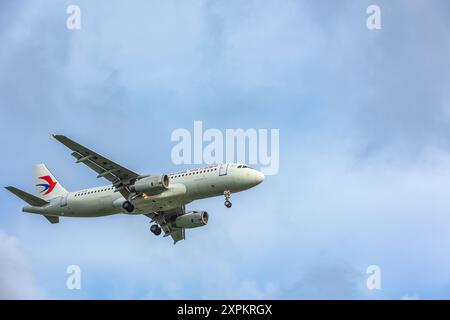 China Eastern Airlines. Boeing volant dans les airs avec des nuages en arrière-plan. Photo de voyage, espace de copie. Bus aérien A320. Thaïlande Phuket 30 juillet 2024 Banque D'Images