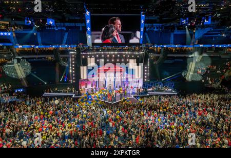 MILWAUKEE, Wisconsin – 18 juillet 2024 : le candidat à la vice-présidence du GOP J.D. Vance et son épouse Usha Vance sont vus à la Convention nationale républicaine de 2024. Banque D'Images