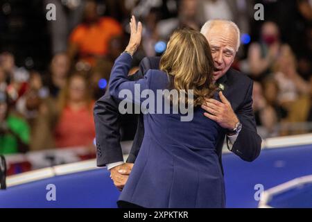 Philadelphie, États-Unis. 06 août 2024. La vice-présidente et candidate à la présidence Kamala Harris annonce que le gouverneur du Minnesota Tim Walz sera son candidat à la vice-présidence lors de leur premier rassemblement de campagne à Temple University à Philadelphie, PA, le mardi 6 août 2024. Photo par photo par Laurence Kesterson/UPI crédit : UPI/Alamy Live News Banque D'Images
