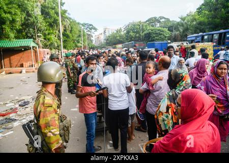 Dhaka, Bangladesh. 06 août 2024. Dhaka, Bangladesh. 06 août 2024. Des piétons se tiennent devant la résidence du premier ministre du Bangladesh. Le 5 août, Sheikh Hasina a démissionné de son poste de premier ministre du Bangladesh et a pris l'avion du Bangladesh pour l'Inde. Crédit : SOPA images Limited/Alamy Live News Banque D'Images