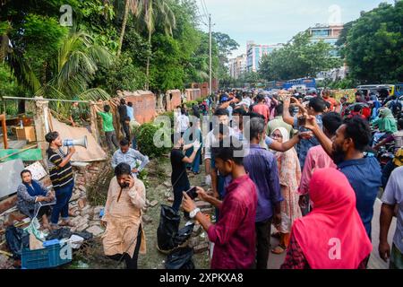 Dhaka, Bangladesh. 06 août 2024. Dhaka, Bangladesh. 06 août 2024. Des piétons se tiennent devant la résidence du premier ministre du Bangladesh. Le 5 août, Sheikh Hasina a démissionné de son poste de premier ministre du Bangladesh et a pris l'avion du Bangladesh pour l'Inde. Crédit : SOPA images Limited/Alamy Live News Banque D'Images