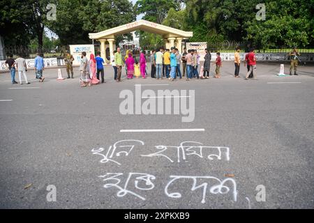 Dhaka, Bangladesh. 06 août 2024. Dhaka, Bangladesh. 06 août 2024. Des piétons se tiennent devant le bureau du premier ministre du Bangladesh. Le 5 août, Sheikh Hasina a démissionné de son poste de premier ministre du Bangladesh et a pris l'avion du Bangladesh pour l'Inde. Crédit : SOPA images Limited/Alamy Live News Banque D'Images