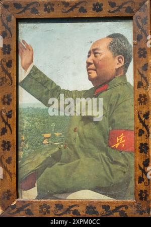 Un vieux cadre photo en bois avec une photographie de Mao Zedong rencontrant les gardes rouges à la Tour Tiananmen en 1966. Banque D'Images