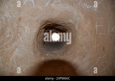 Vue interne des trous de tir du fort historique d'Al Zubarah au Qatar Banque D'Images