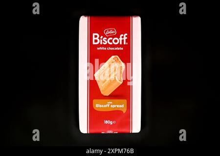 Chocolat blanc Lotus Biscoff avec tartinade biscoff – pays de Galles, Royaume-Uni – 02 août 2024 Banque D'Images