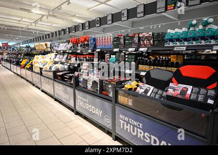 Middle Aisle Lidl (au milieu de lidl) présentant des produits non alimentaires - pays de Galles, Royaume-Uni - 1er août 2024 Banque D'Images