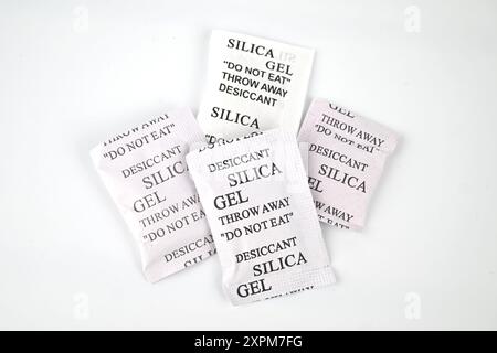 Sachets de dessiccant de gel de silice sur fond blanc – pays de Galles, Royaume-Uni – 19 juillet 2024 Banque D'Images