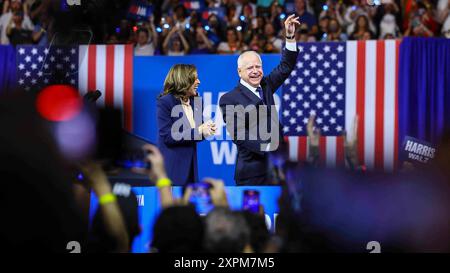 Philadelphie, Vereinigte Staaten. 06 août 2024. Kamala Harris, vice-président des États-Unis, candidat du Parti démocrate à la présidence des États-Unis, et le gouverneur Tim Walz (démocrate du Minnesota), le candidat du Parti démocrate à la vice-présidence des États-Unis, a fait signe à la foule lors du premier arrêt de leur «Battleground State Tour lors d’un événement de campagne à Temple University à Philadelphie, Pennsylvanie, le mardi 6 août 2024. Crédit : Saquan Stimpson/CNP/dpa/Alamy Live News Banque D'Images
