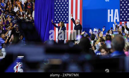 Philadelphie, Vereinigte Staaten. 06 août 2024. Kamala Harris, vice-président des États-Unis, candidat du Parti démocrate à la présidence des États-Unis, et le gouverneur Tim Walz (démocrate du Minnesota), le candidat du Parti démocrate à la vice-présidence des États-Unis, a fait signe à la foule lors du premier arrêt de leur «Battleground State Tour lors d’un événement de campagne à Temple University à Philadelphie, Pennsylvanie, le mardi 6 août 2024. Crédit : Saquan Stimpson/CNP/dpa/Alamy Live News Banque D'Images