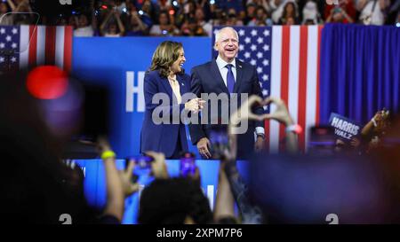 Philadelphie, Vereinigte Staaten. 06 août 2024. Kamala Harris, vice-président des États-Unis, candidat du Parti démocrate à la présidence des États-Unis, et le gouverneur Tim Walz (démocrate du Minnesota), le candidat du Parti démocrate à la vice-présidence des États-Unis, a fait signe à la foule lors du premier arrêt de leur «Battleground State Tour lors d’un événement de campagne à Temple University à Philadelphie, Pennsylvanie, le mardi 6 août 2024. Crédit : Saquan Stimpson/CNP/dpa/Alamy Live News Banque D'Images