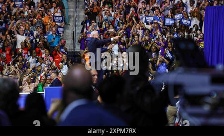 Philadelphie, Vereinigte Staaten. 06 août 2024. Kamala Harris, vice-président des États-Unis, candidat du Parti démocrate à la présidence des États-Unis, et le gouverneur Tim Walz (démocrate du Minnesota), le candidat du Parti démocrate à la vice-présidence des États-Unis, a fait signe à la foule lors du premier arrêt de leur «Battleground State Tour lors d’un événement de campagne à Temple University à Philadelphie, Pennsylvanie, le mardi 6 août 2024. Crédit : Saquan Stimpson/CNP/dpa/Alamy Live News Banque D'Images
